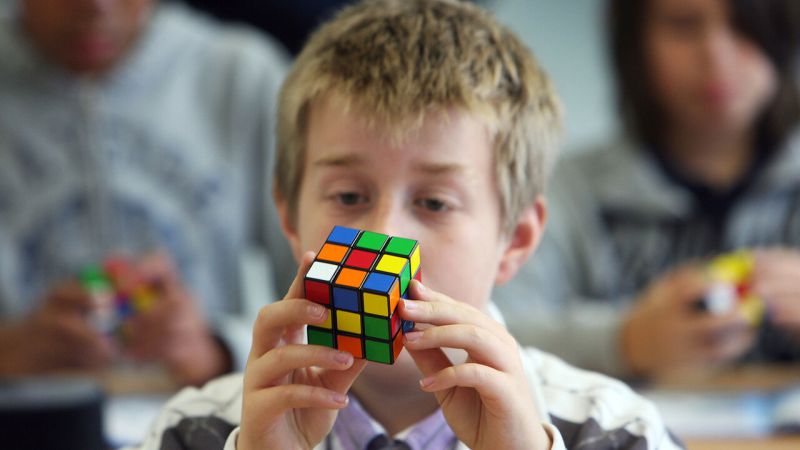 Cách chơi rubik  rèn luyện kỹ năng tư duy cho trẻ nhỏ